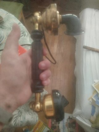 Teléfono antiguo dorado estilo victoriano