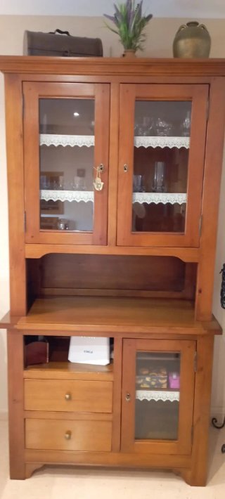 Mueble de madera con vitrina