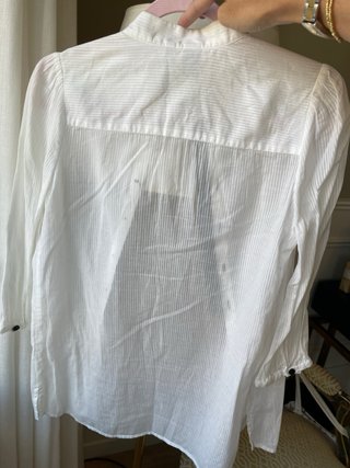 Camisa blanca de mujer con detalle delantero