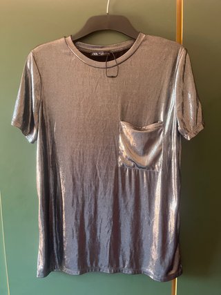 Camiseta Zara plateada con bolsillo