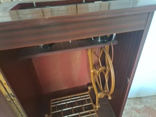 Maquina de coser antigua con mueble, excelente