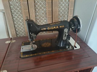 Maquina de coser antigua con mueble, excelente