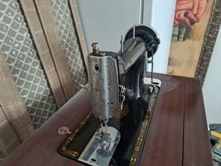 Maquina de coser antigua con mueble, excelente