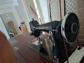 Maquina de coser antigua con mueble, excelente
