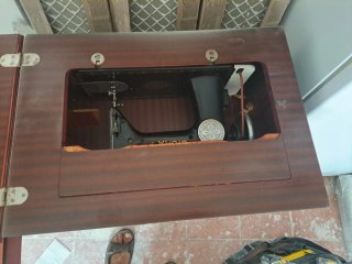 Maquina de coser antigua con mueble, excelente