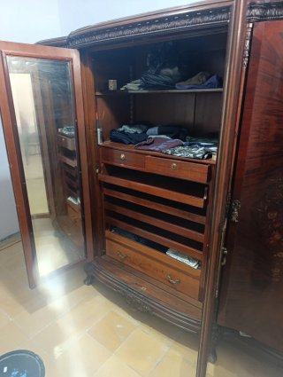 Armario antiguo de madera maciza de cuatro puertas