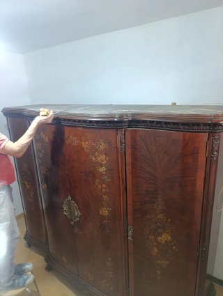 Armario antiguo de madera maciza de cuatro puertas