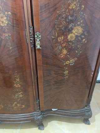 Armario antiguo de madera maciza de cuatro puertas