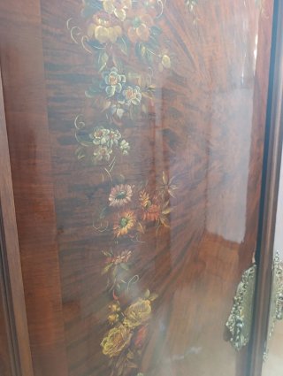 Armario antiguo de madera maciza de cuatro puertas