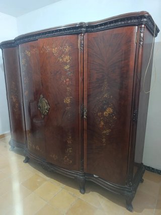 Armario antiguo de madera maciza de cuatro puertas