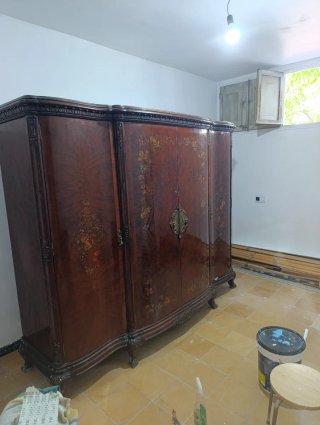 Armario antiguo de madera maciza de cuatro puertas