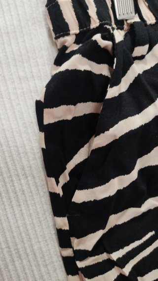 Pantalón H&M estampado cebra