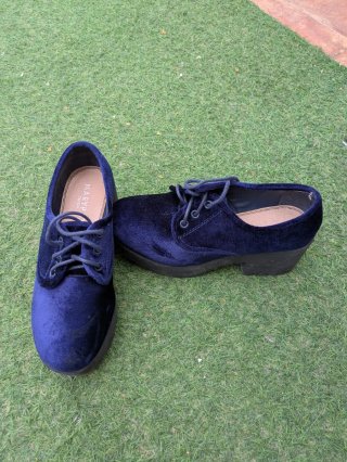 Zapatos de tacón azul terciopelo