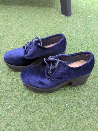 Zapatos de tacón azul terciopelo