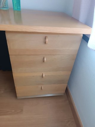 Escritorio de madera con cajonera