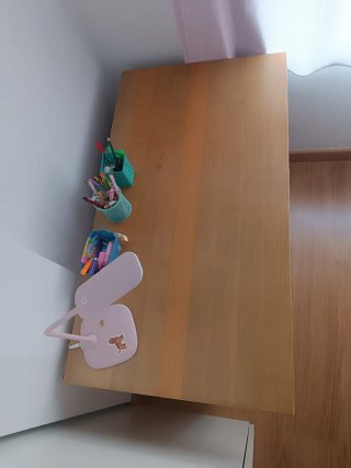 Escritorio de madera con cajonera