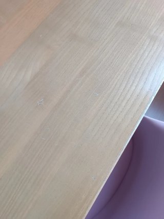 Escritorio de madera con cajonera