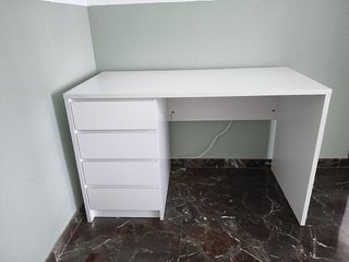 Escritorio blanco con cajones