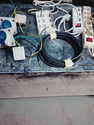 Cables y regletas eléctricos