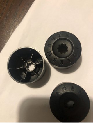 Se vende 4 TAPONES PARA TORNILLOS ANTIRROBO VW