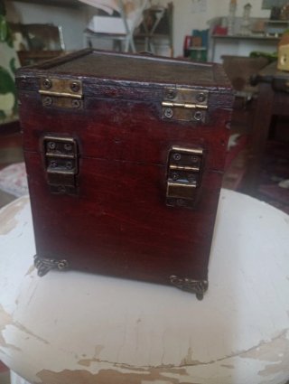 Vecchio portagioie in legno con specchio