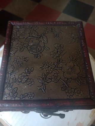 Vecchio portagioie in legno con specchio