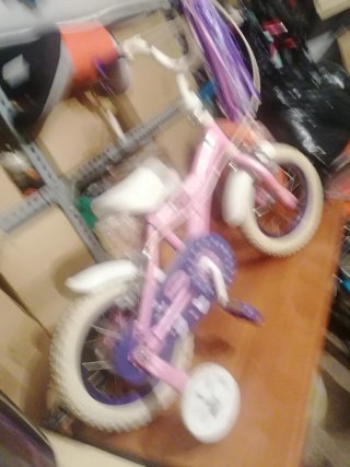 Bicicleta infantil rosa con ruedines