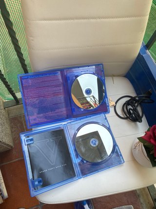 PS4 (PlayStation 4) con 2 juegos