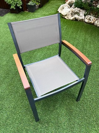 Seis sillas de jardín: acrílico, metal, madera.