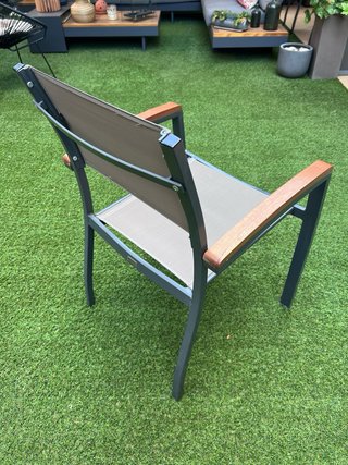Seis sillas de jardín: acrílico, metal, madera.