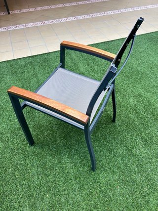 Seis sillas de jardín: acrílico, metal, madera.