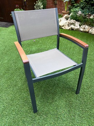Seis sillas de jardín: acrílico, metal, madera.