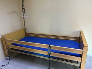 Cama geriátrica eléctrica nueva.