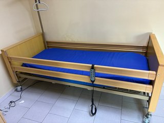 Cama geriátrica eléctrica nueva.