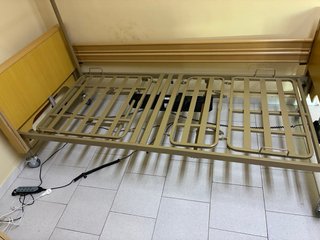 Cama geriátrica eléctrica nueva.