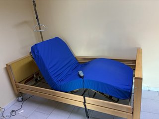 Cama geriátrica eléctrica nueva.