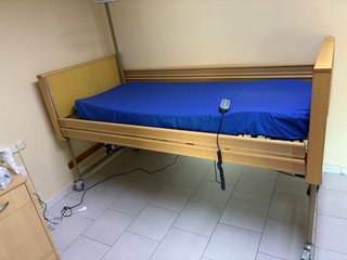 Cama geriátrica eléctrica nueva.