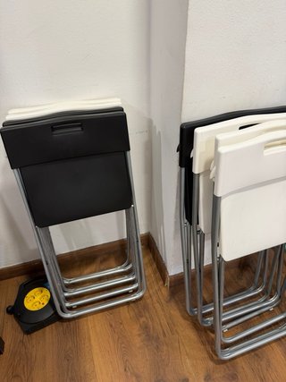 Sillas plegables negra y blanca
