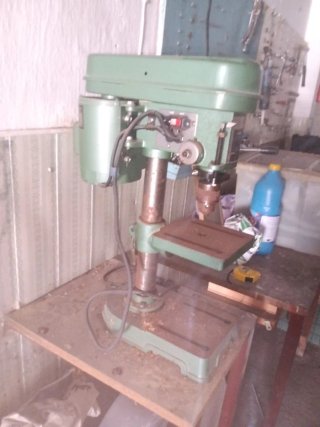 Taladro de columna verde