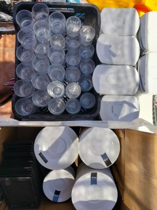 Juego de vasos y platos blancos