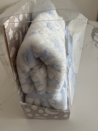 Pupazzo scimmietta e copertina stelle azzurre