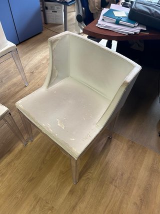 Silla piel metacrilato transparente y blanco
