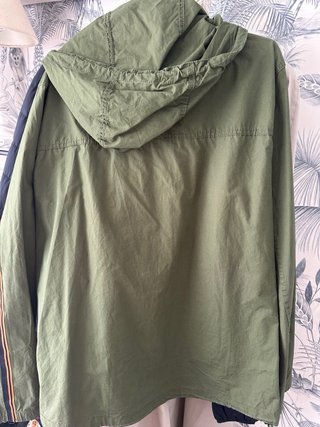 Cazadora Pull&Bear verde con detalles