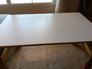 Mesa infantil Ikea blanca y dos sillas