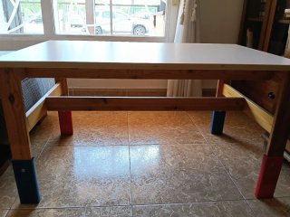 Mesa infantil Ikea blanca y dos sillas