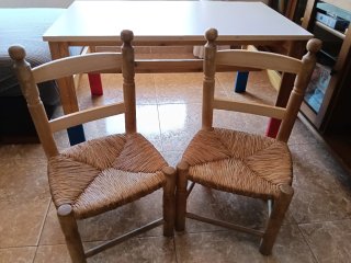 Mesa infantil Ikea blanca y dos sillas
