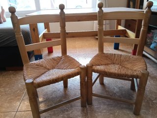 Mesa infantil Ikea blanca y dos sillas