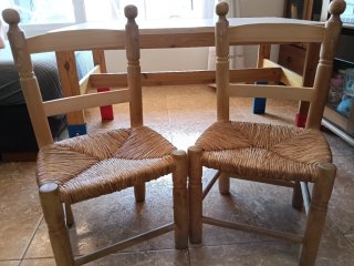 Mesa infantil Ikea blanca y dos sillas