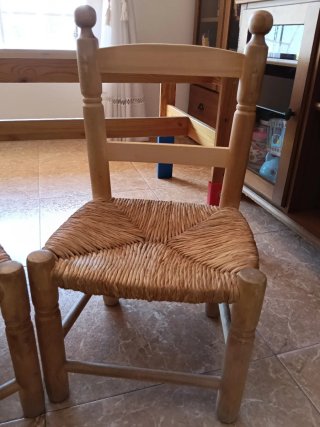 Mesa infantil Ikea blanca y dos sillas