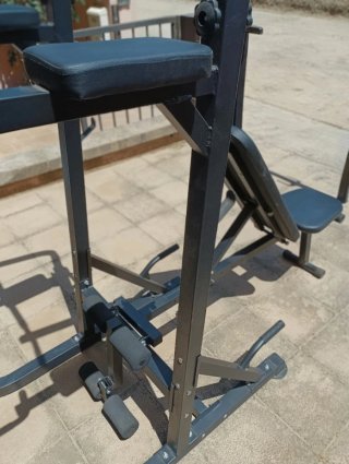 Estación de musculación y banco